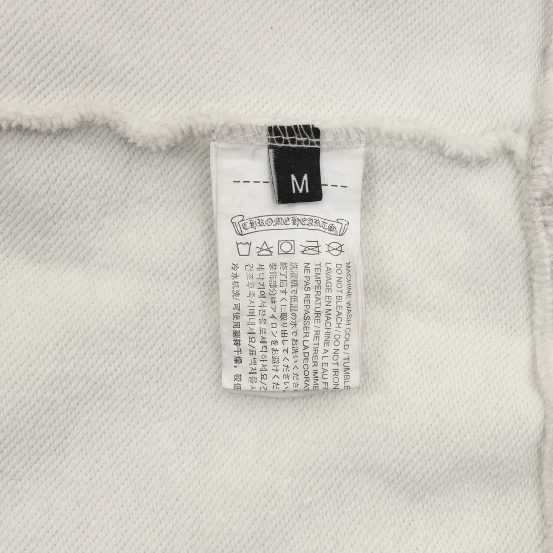 P580 Chrome Hearts/Chrome Hearts Heavy-duty washed horseshoe Sanskrit denim patch embroidered hooded sweatshirt. Made of double-strand double yarn 430g pure cotton sweatshirt fabric. The fabric is woven with double-strand twists. It is 40% stronger than single-strand yarn and forms a three-dimensional texture similar to the texture of tripe. It not only maintains the moisture absorption and breathability of pure cotton, but also achieves softness and non-collapse through double-strand thickening. Laser burning appliqué embroidery. Frayed process Micro-label patch on the chest Large logo horseshoe pattern on the back Heavy-duty laser burnt three-dimensional patch embroidery design Washed and frayed The overall garment presents a lazy style Whether it is daily outings or sports and fitness, you can show your trendy attitude and become the focus of the street Complete with three logos OS loose fit Color: washed black, washed white Size: S-XL